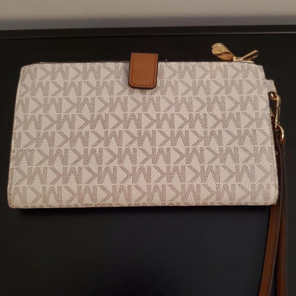 Michael Kors Smartphone Wristlet - Picture 1 of 4